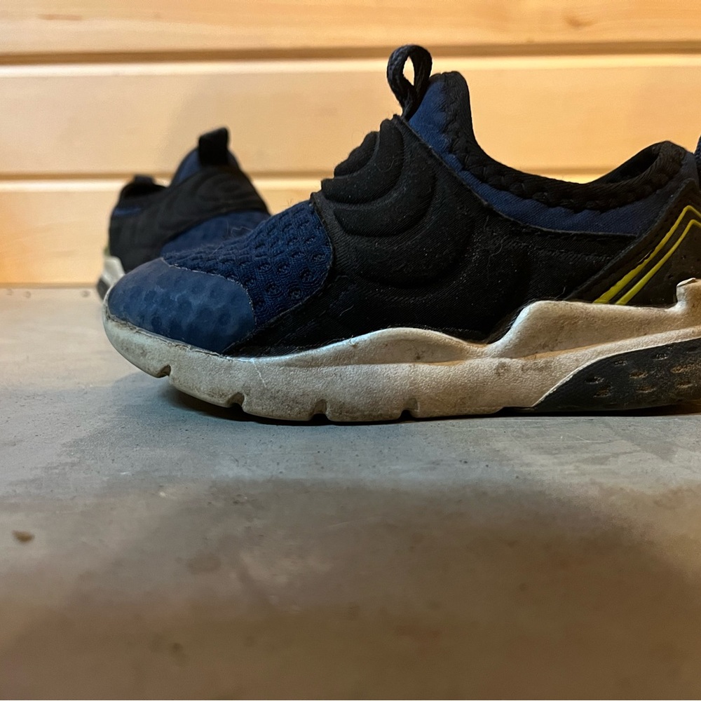 Shoes - Picture 5 of 6